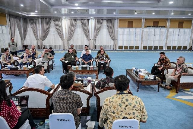 Perencana Ahli Utama (Fungsional Perencana Utama) Badan Perencanaan Pembangunan, Riset dan Inovasi Daerah (Bapperida) Sumut Muhammad Armand Effendy Pohan, memberikan keteranegan pers kepada awak media terkait pelaksanaan PMT IMT GT ke-32 di ruang Dekranasda Provinsi Sumatera Utara lantai 1 Kantor Gubernur, Jumat (4/9/2026). Foto/Diskominfo Sumut