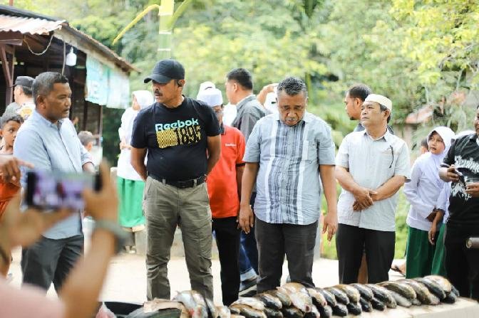 Ketua Keluarga Besar Ikatan Kekeluargaan Antar Rekanan (IKRAR) Harist Lubis SE didampingi Sekretaris Syahril.